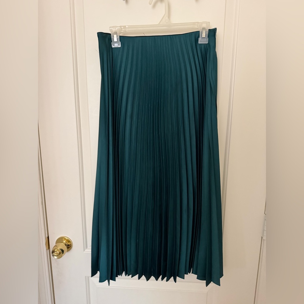 Zara Dark Green pleated skirt - Picture 2 of 4